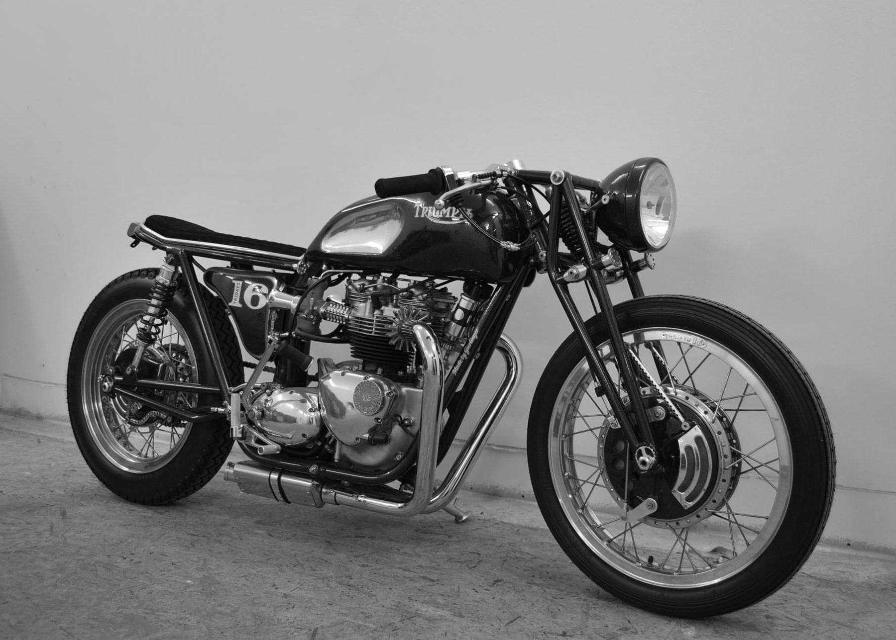 Ein Vintage Motorrad in schwarz-weiß