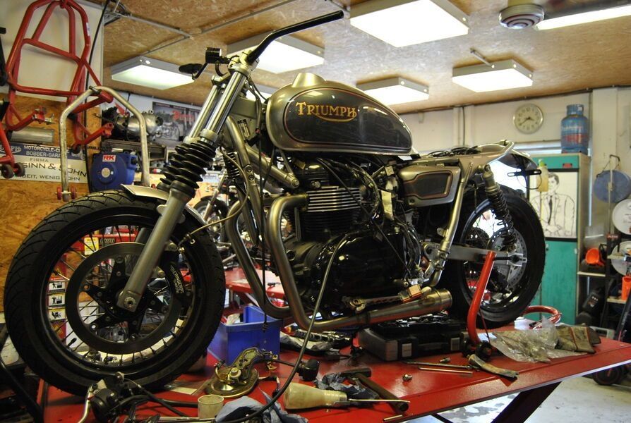 Ein Triumph Motorrad steht auf einer Werkbank  bereit zur Optimierung